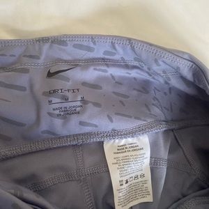 Nike Run Division Fast
Women's Reflective-Print Running Leggings